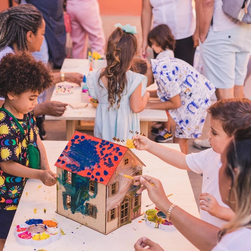 Evento gratuito recebe famílias para tarde de brincadeiras no Corredor da Vitória