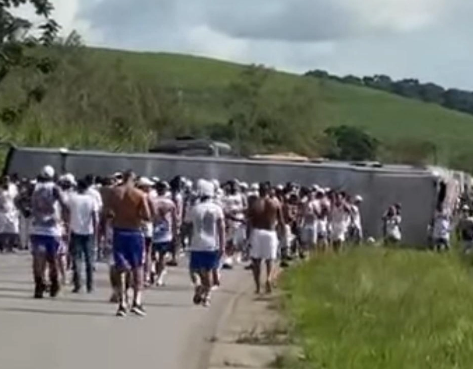 Acidente na BR-101: ônibus com torcedores do Bahia tomba a caminho de jogo em Recife