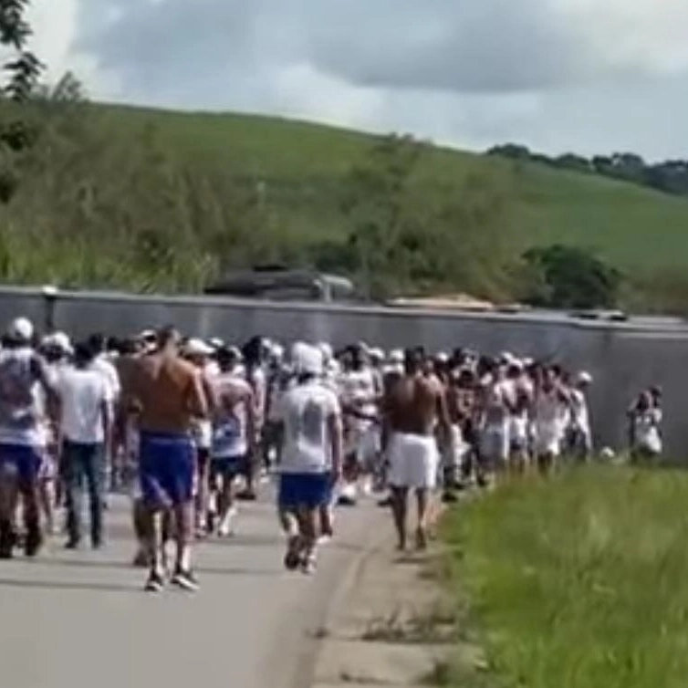 Acidente na BR-101: ônibus com torcedores do Bahia tomba a caminho de jogo em Recife
