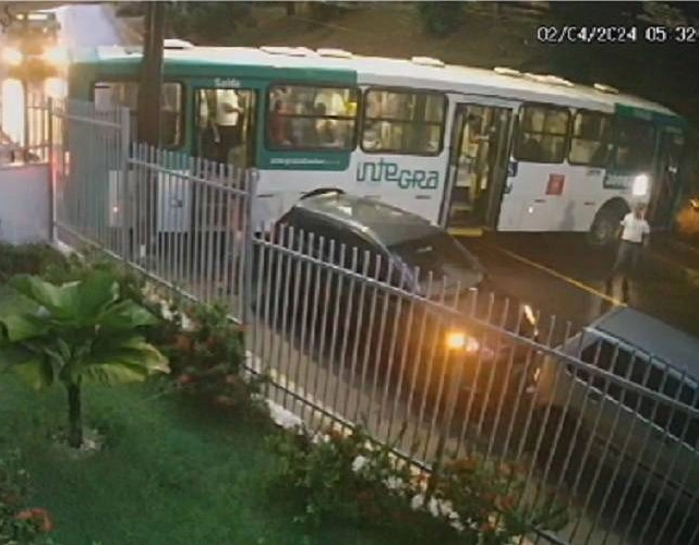 Ônibus derrapa na Barra e câmera de segurança registra momento