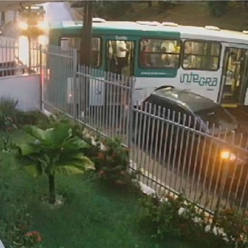 Ônibus derrapa na Barra e câmera de segurança registra momento