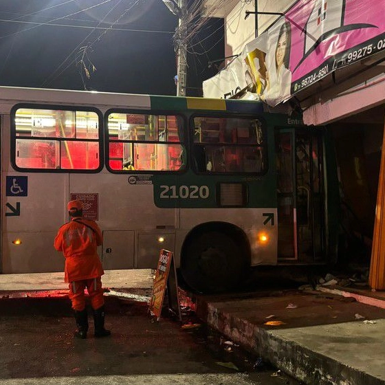 Ônibus bate em prédio e deixa 12 feridos em Salvador