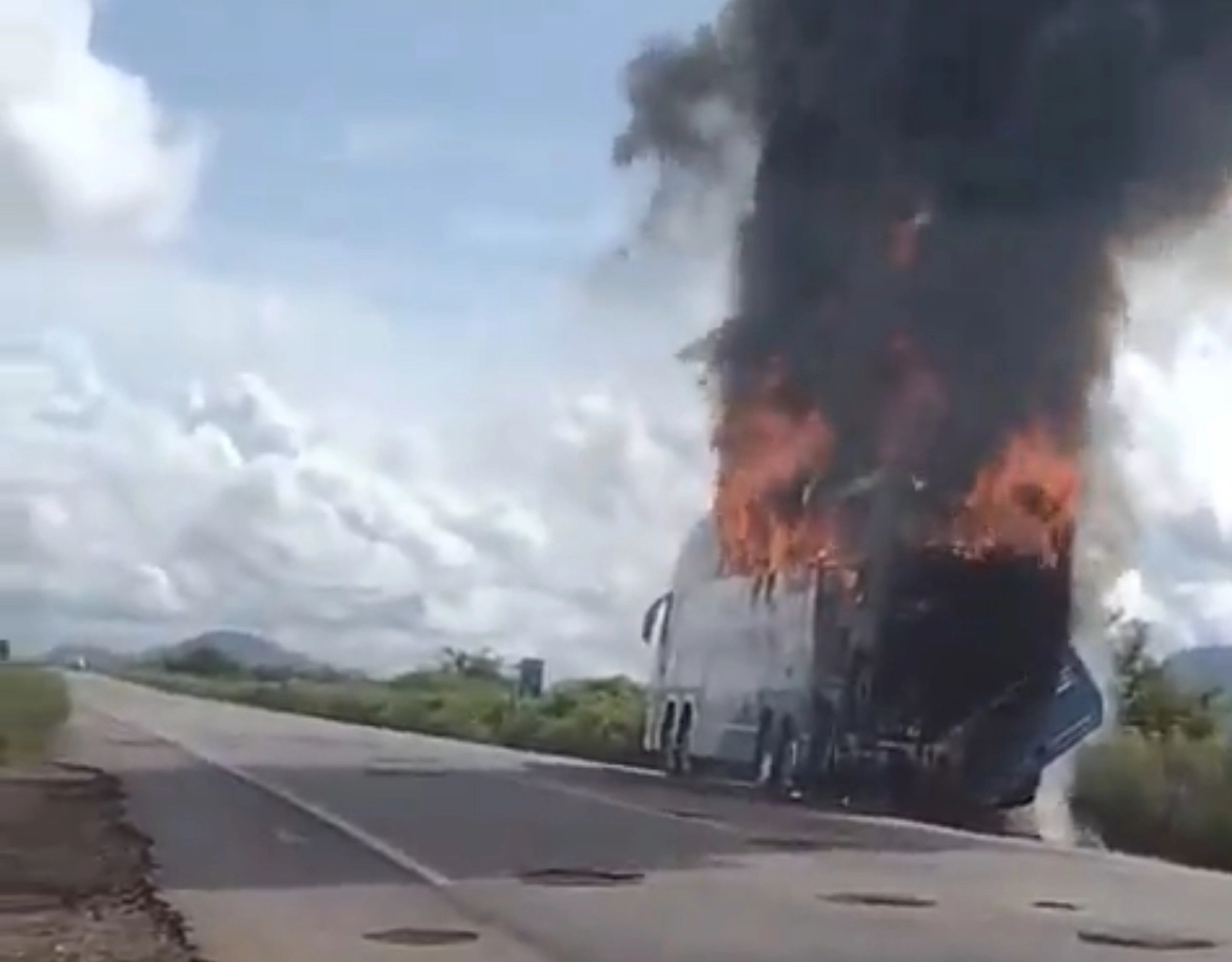 Ônibus que saiu de Feira de Santana com destino Fortaleza pega fogo na estrada