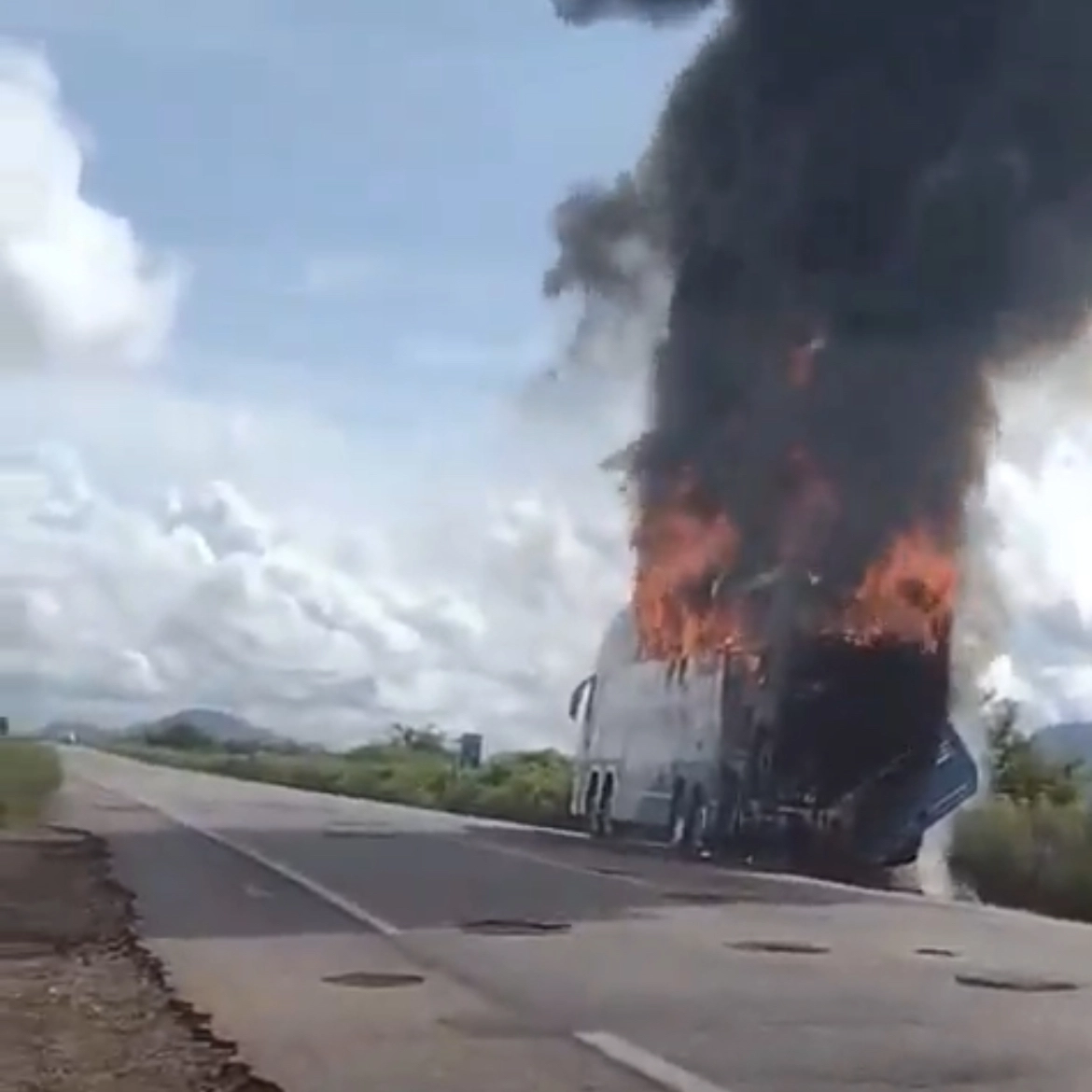 Ônibus que saiu de Feira de Santana com destino Fortaleza pega fogo na estrada