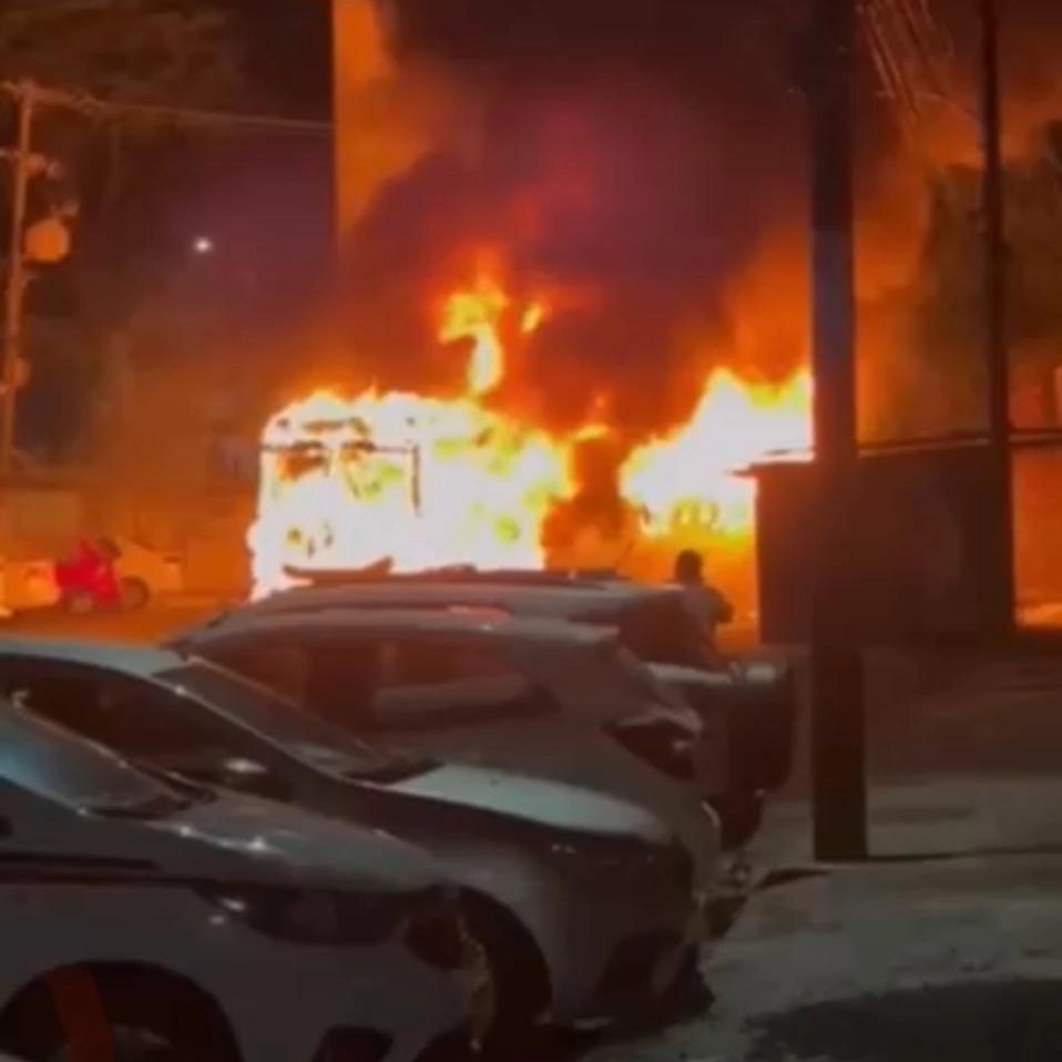 Ônibus pega fogo no bairro de Vista Alegre, em Salvador