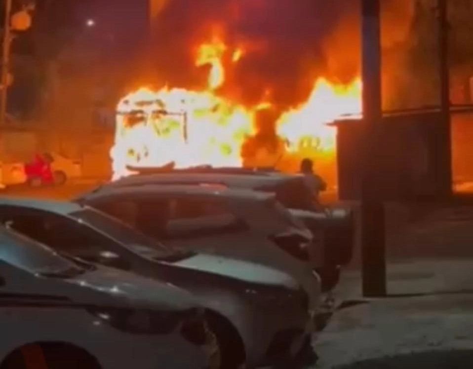 Ônibus pega fogo no bairro de Vista Alegre, em Salvador