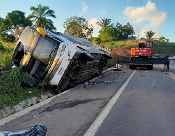 Vídeo: Ônibus de turismo do Rio de Janeiro vira em rodovia na Bahia e deixa mortos e feridos