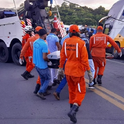 Vídeo: Ônibus de turismo do Rio de Janeiro vira em rodovia na Bahia e deixa mortos e feridos