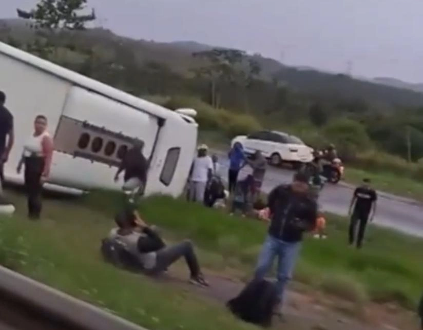 Ônibus tomba em rodovia baiana e passageiros ficam feridos