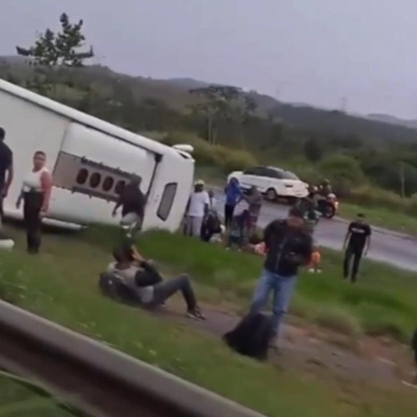 Ônibus tomba em rodovia baiana e passageiros ficam feridos