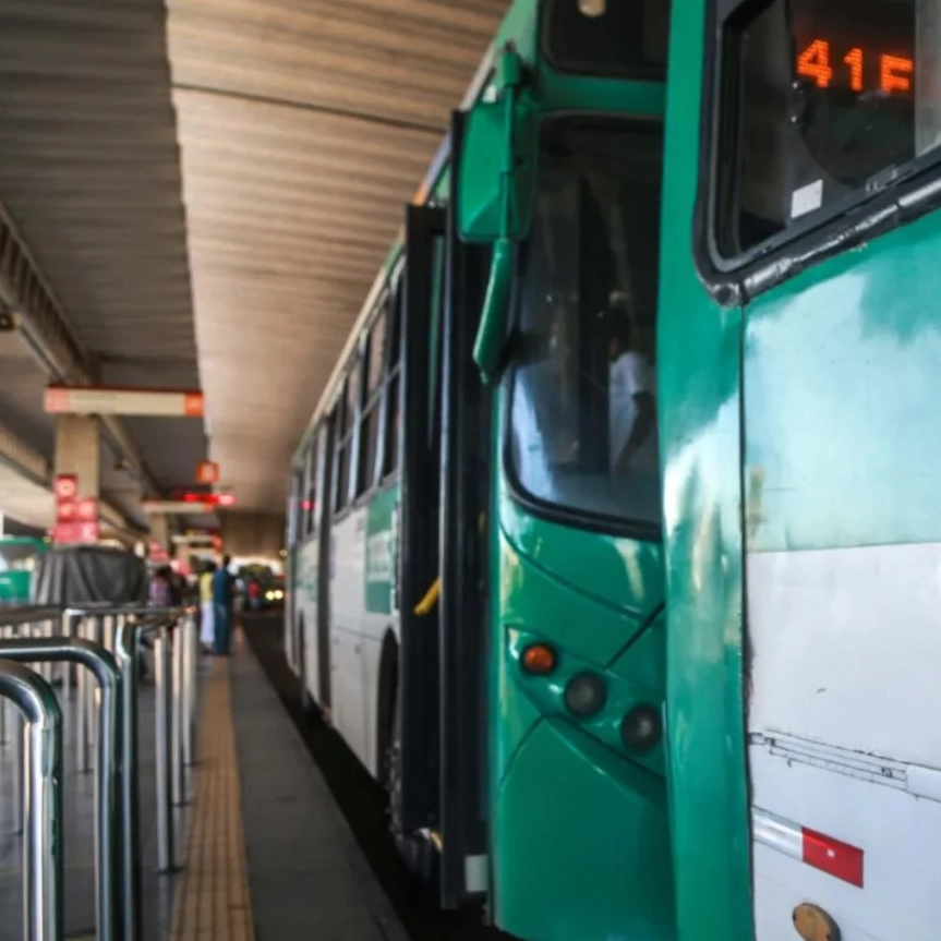 Protesto interrompe circulação de ônibus no São Gonçalo do Retiro, em Salvador