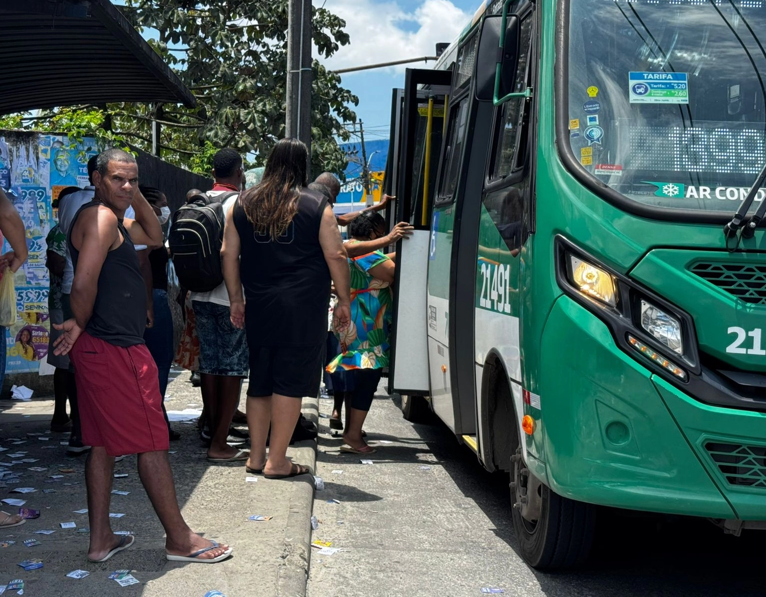 Domingo de eleição é marcado por pontos de ônibus lotados