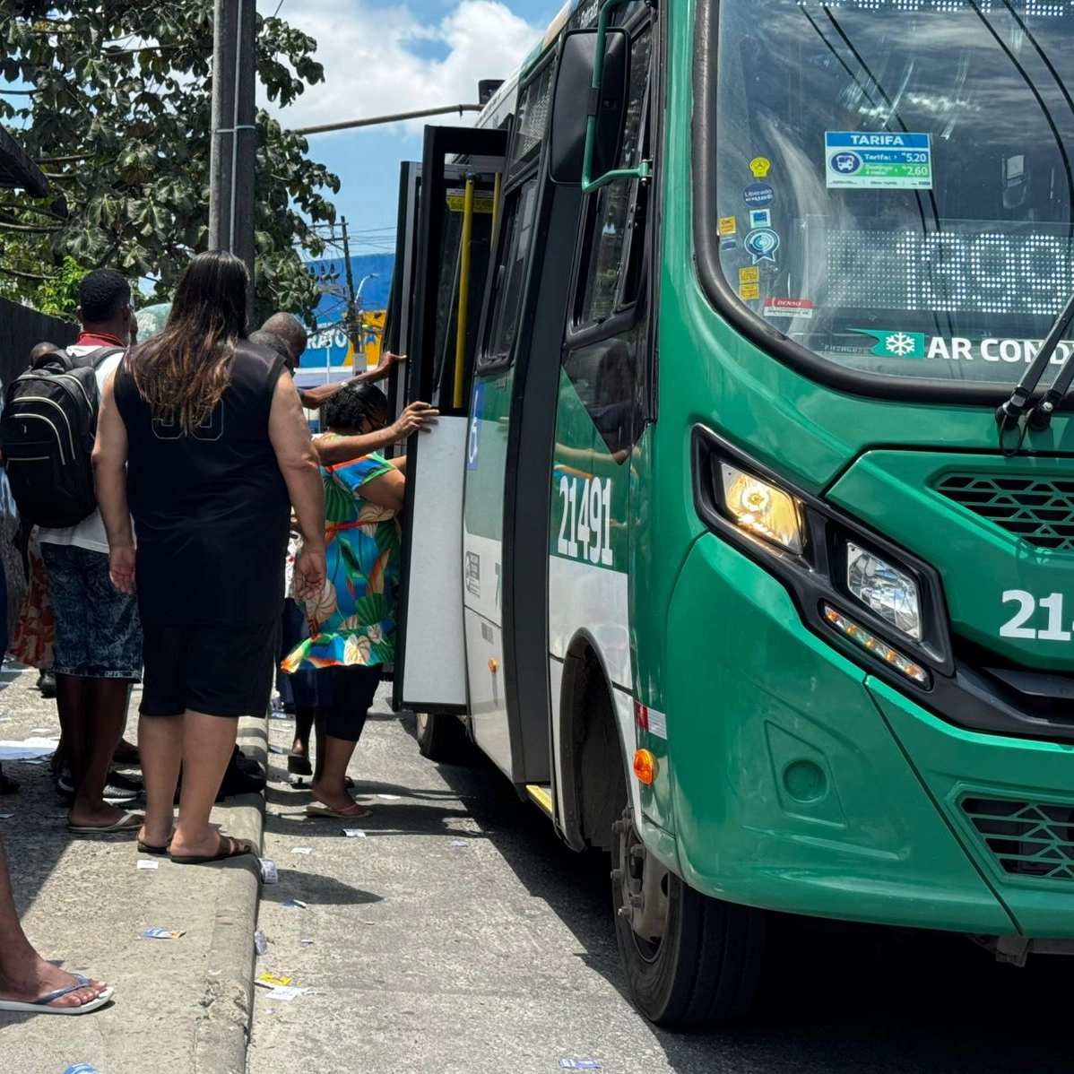 Domingo de eleição é marcado por pontos de ônibus lotados