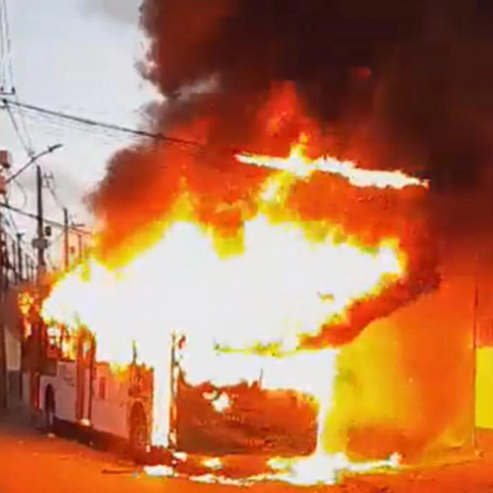 Ônibus voltam  circular em Cajazeiras depois de um coletivo ser incendiado na localidade