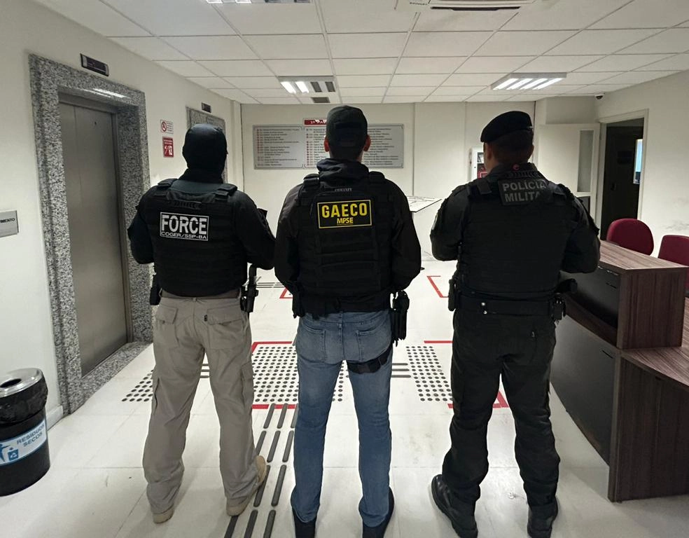 PMs são presos e afastados por assassinato de homem registrado como troca de tiros, na Bahia