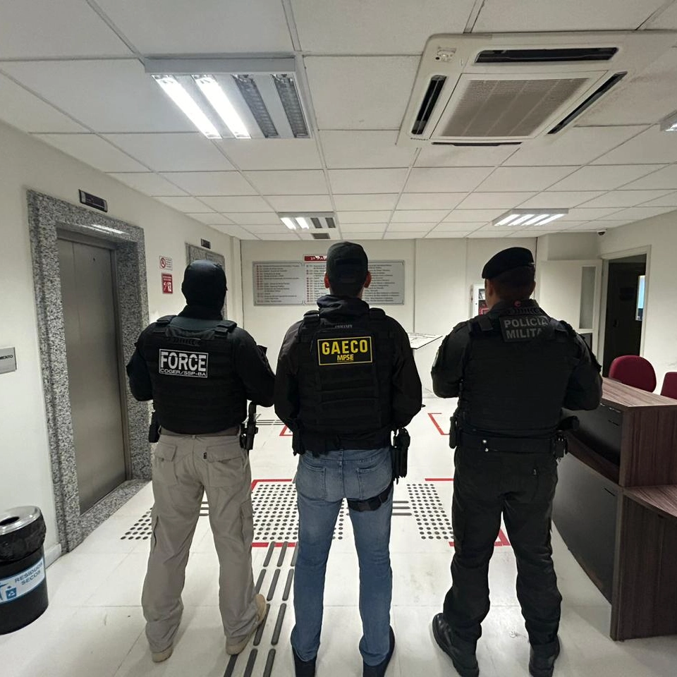 PMs são presos e afastados por assassinato de homem registrado como troca de tiros, na Bahia