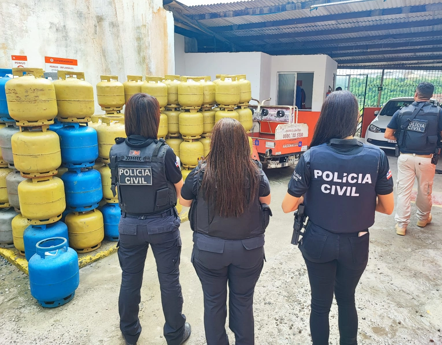 Polícia Civil autua dois estabelecimentos por venda ilegal de gás de cozinha em Salvador