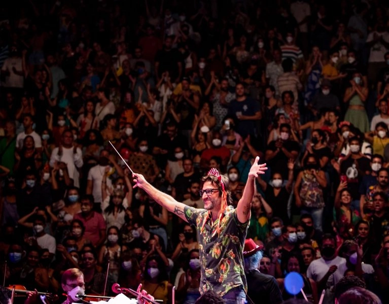 Baile Concerto da Osba homenageia os 80 anos de Chico Buarque com tema 'Noite dos Mascarados'