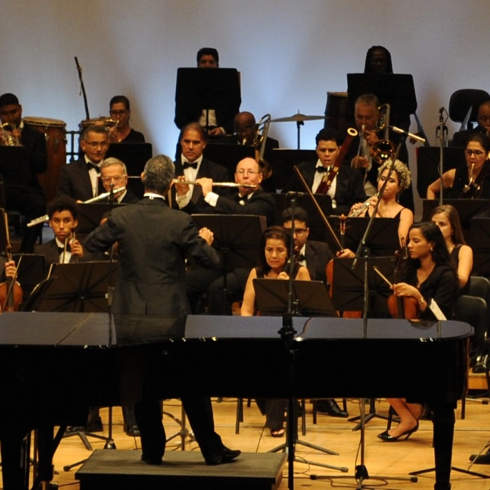 Orquestra Sinfônica da UFBA recebe maestro Roberto Alejandro Pérez em apresentação aberta ao público