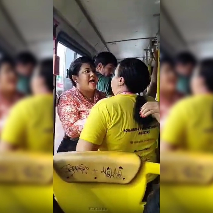 Mulheres brigam dentro de ônibus em Salvador por assento preferencial e vídeo mostra tudo