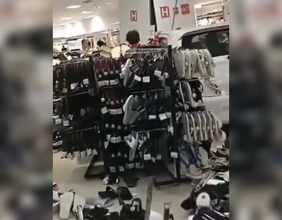 Carro invade loja de departamento no Shopping Barra, em Salvador