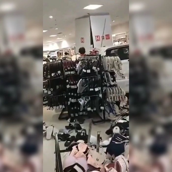 Carro invade loja de departamento no Shopping Barra, em Salvador