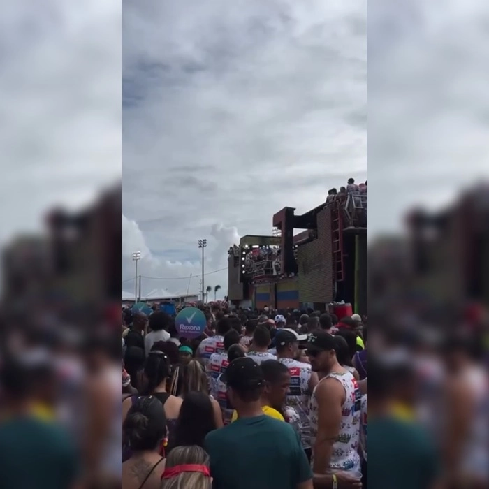 Motorista leva 'bronca' de Bell após entrar no meio do bloco com caminhonete