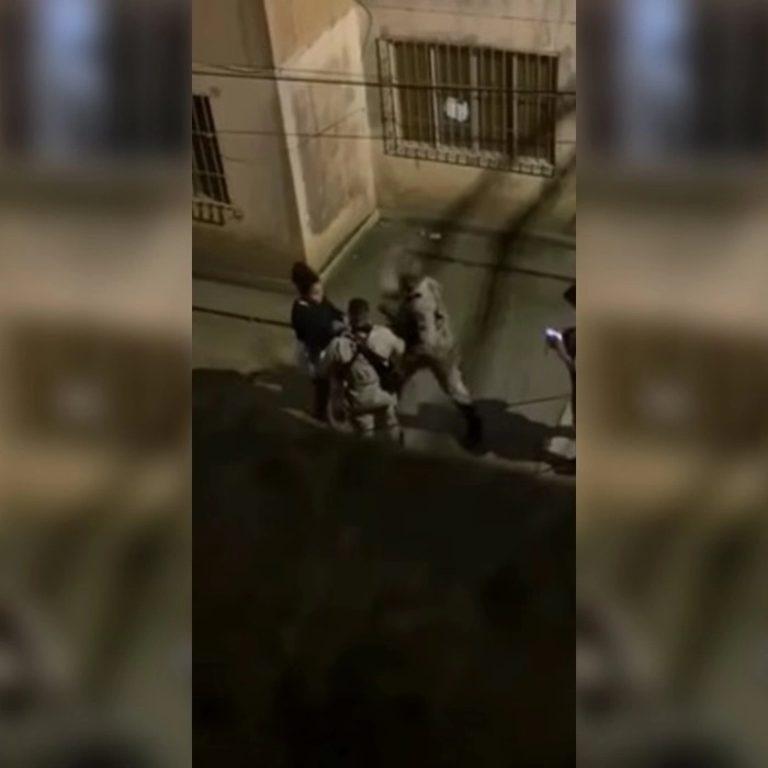 PM dá tapa no rosto de mulher durante ação na Bahia; 'presta atenção'