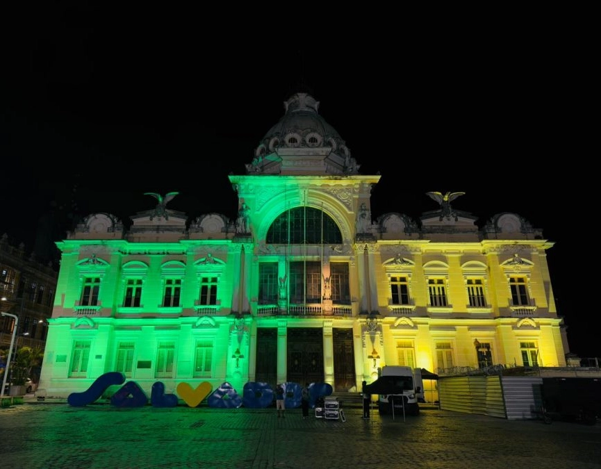 Bahia celebra 50 anos da relação Brasil-China com iluminação em prédios públicos na capital