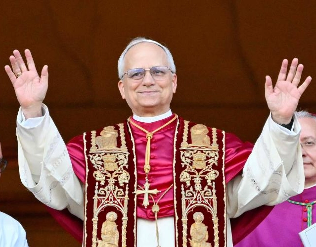Papa Leão XIV celebra primeira missa com apelos de paz