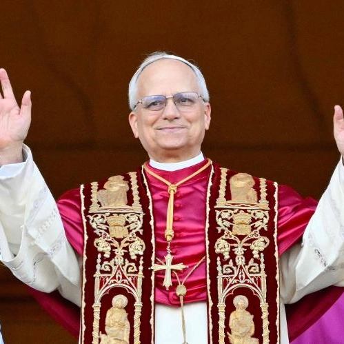 Papa Leão XIV celebra primeira missa com apelos de paz