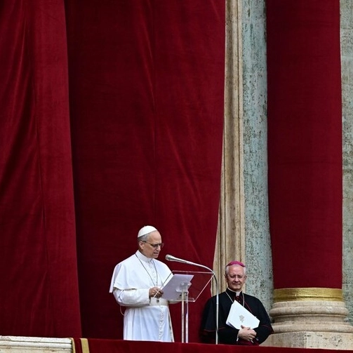 Papa Leão XIV reúne 200 mil fiéis no Vaticano em primeira bênção