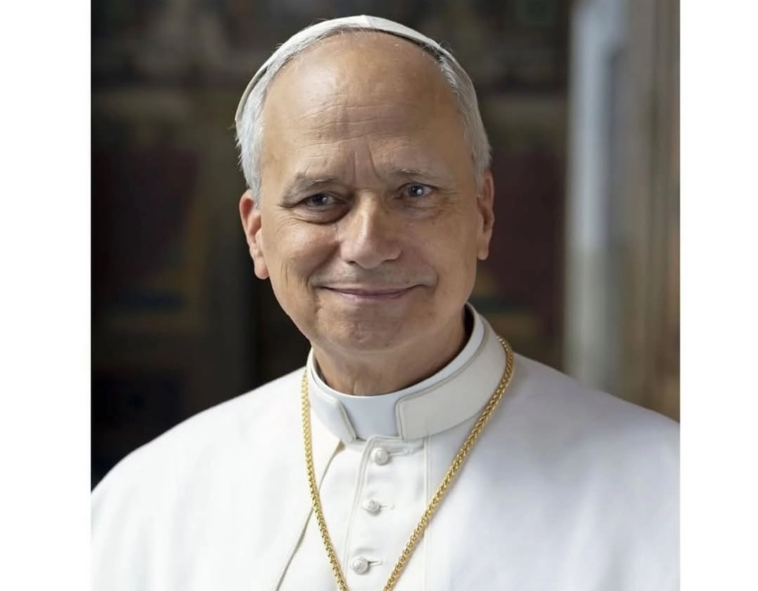 Nova foto oficial do papa Leão XIV traz brasão pontifício e assinatura pessoal