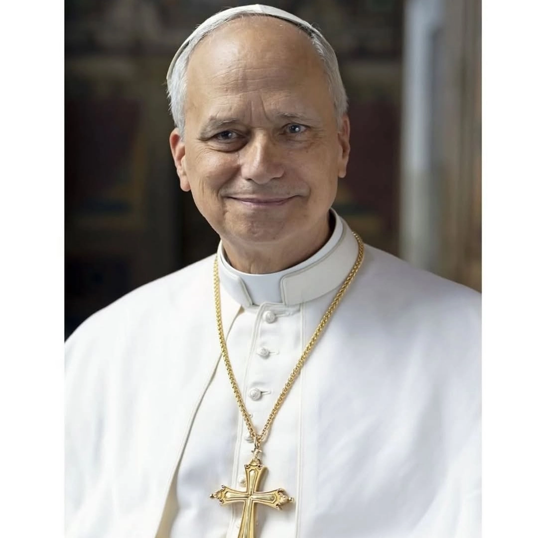 Nova foto oficial do papa Leão XIV traz brasão pontifício e assinatura pessoal