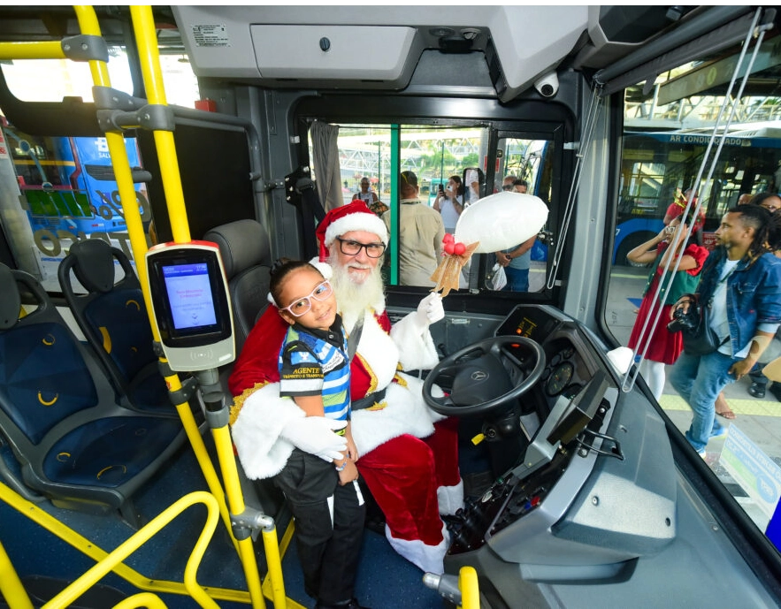 Prefeitura de Salvador realiza ação especial de Natal com Papai Noel no BRT