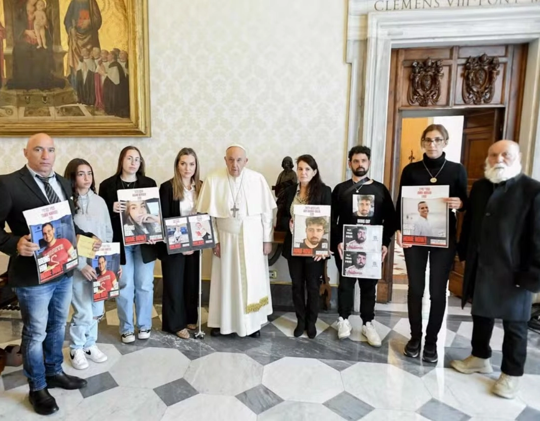 Papa Francisco se reúne com familiares de reféns israelenses no Vaticano