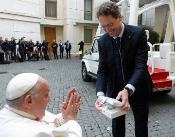 Papa Francisco recebe da Mercedes o primeiro "papamóvel" elétrico da história