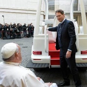 Papa Francisco recebe da Mercedes o primeiro "papamóvel" elétrico da história