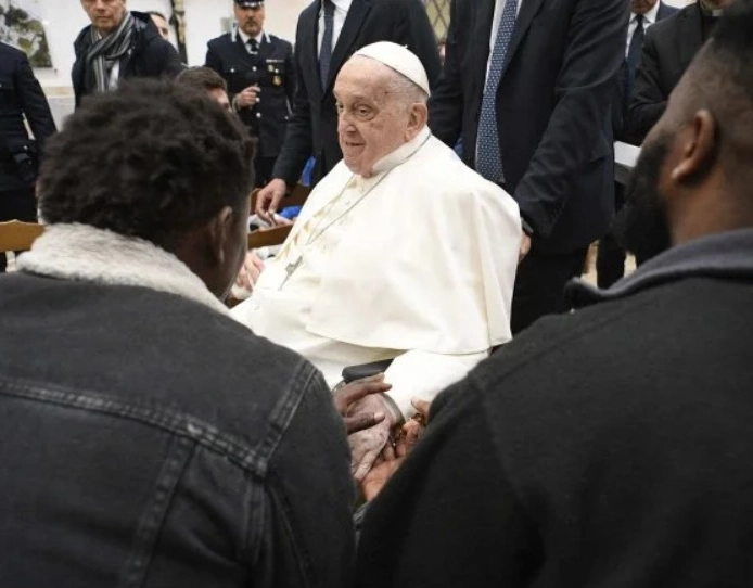 Papa Francisco visita prisão em Roma e leva mensagem de esperança a detentos