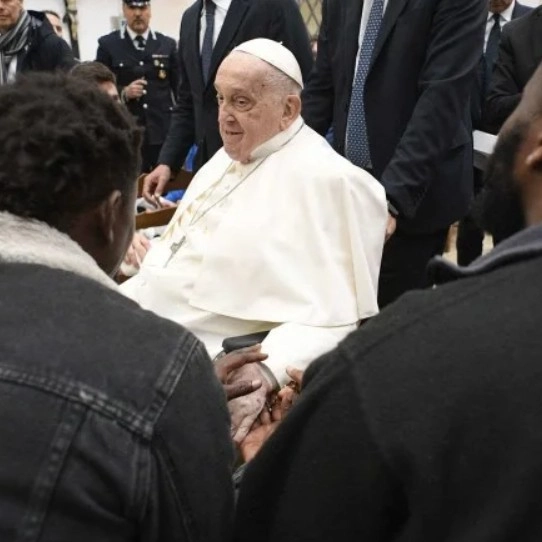 Papa Francisco visita prisão em Roma e leva mensagem de esperança a detentos