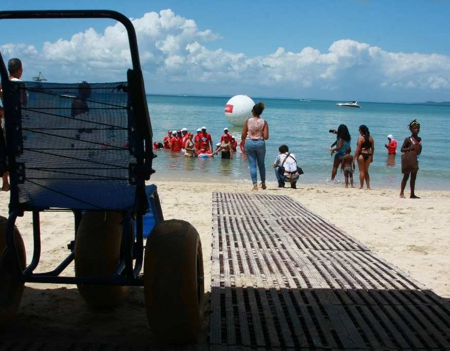 Projeto ParaPraia 2024 oferece banho de mar assistido neste fim de semana