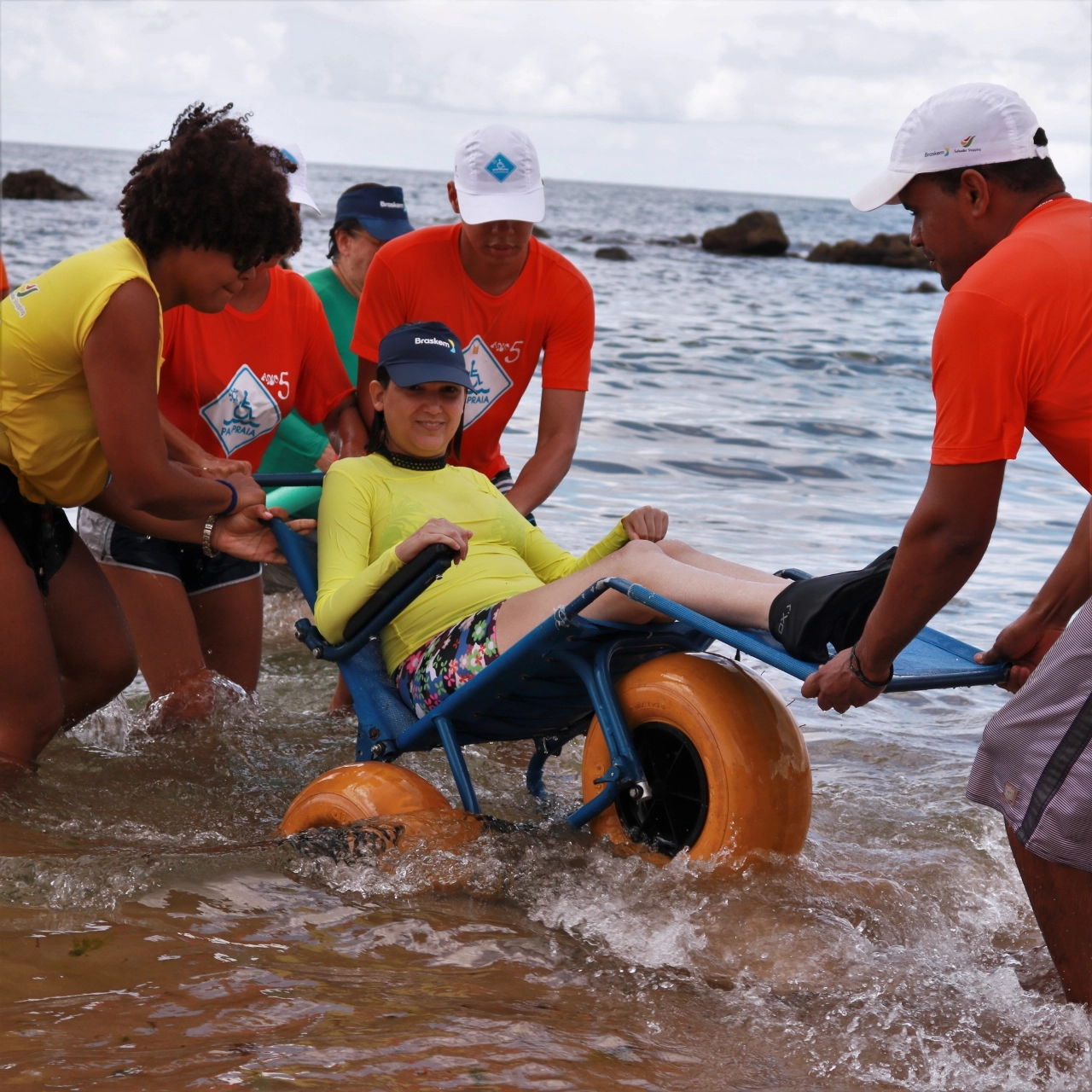 Projeto ParaPraia 2024 oferece banho de mar assistido neste fim de semana