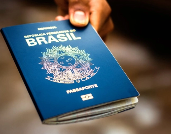 Passaporte brasileiro sobe em ranking dos melhores do mundo para viajar