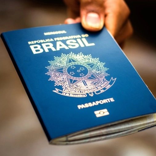 Passaporte brasileiro sobe em ranking dos melhores do mundo para viajar