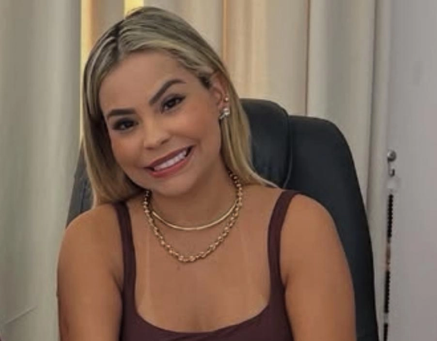 Prefeita dança forró de biquíni, recebe ataques na rede social e rebate: 'essa confusão é por causa de uma mulher de biquíni?'