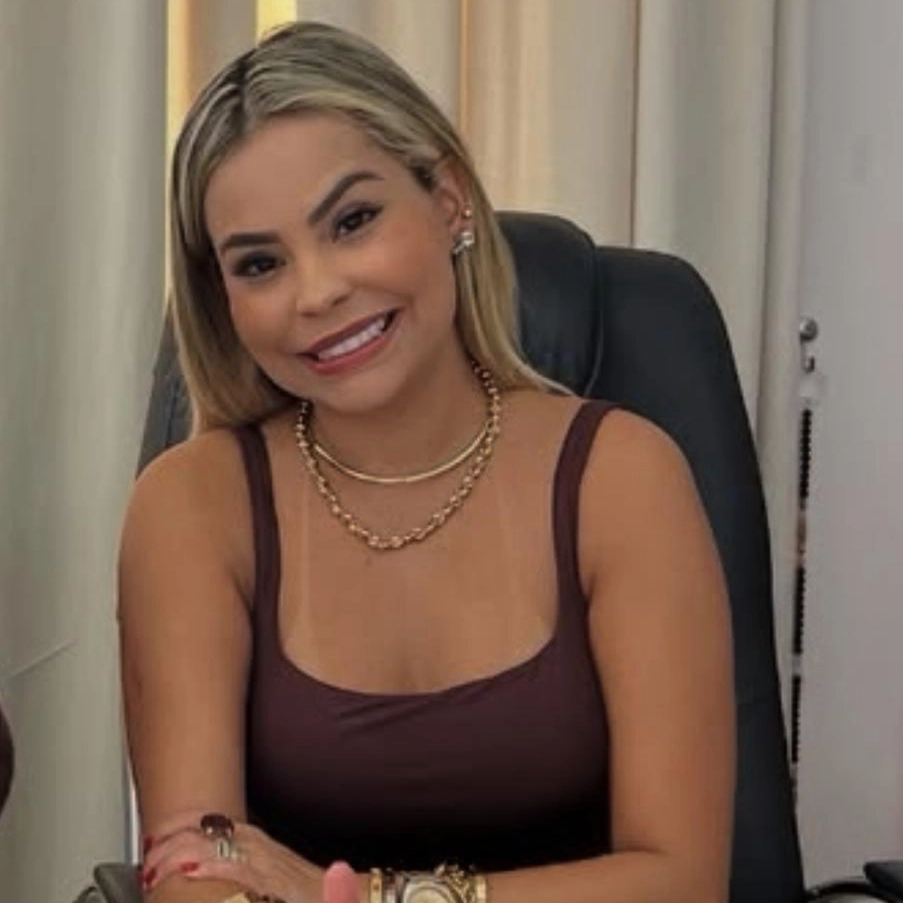 Prefeita dança forró de biquíni, recebe ataques na rede social e rebate: 'essa confusão é por causa de uma mulher de biquíni?'