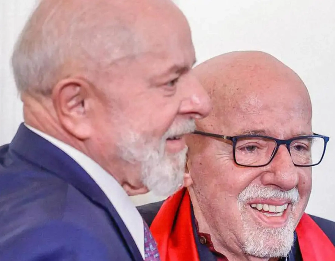 Lula lança selo dos Correios em celebração a obra de Paulo Coelho