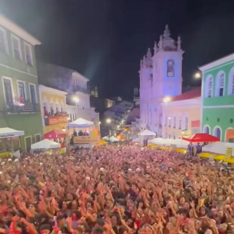 Acesso ao Pelourinho é bloqueado após superlotação no último dia de Carnaval