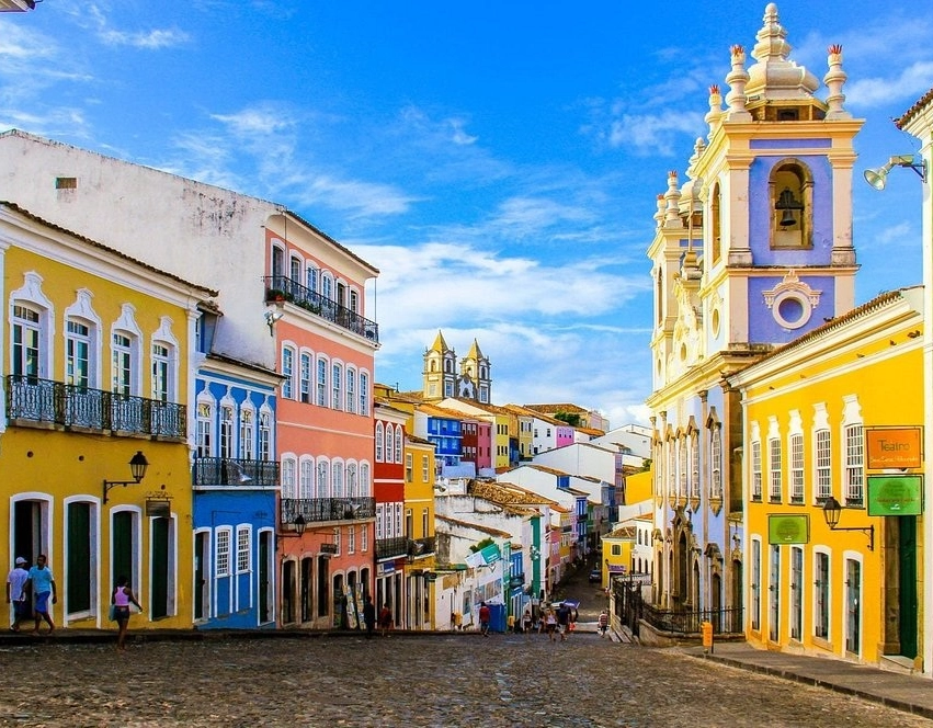 Monitor de turismo é preso por extorsão contra casal de turistas em Salvador