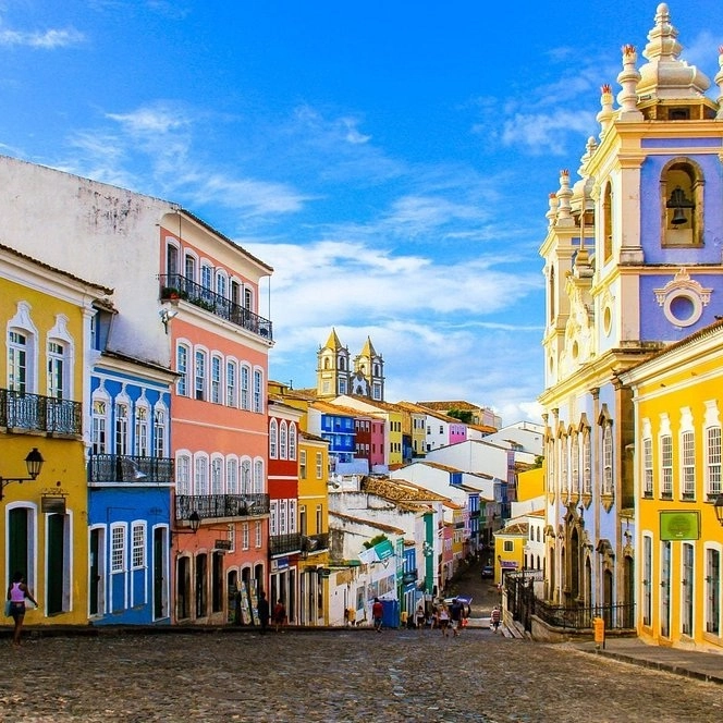 Monitor de turismo é preso por extorsão contra casal de turistas em Salvador